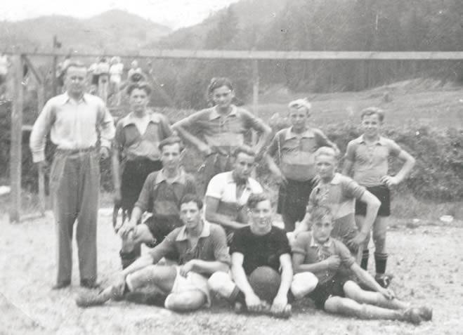 Einziges Bild während des Krieges: Jugendspiel in Ottenhöfen