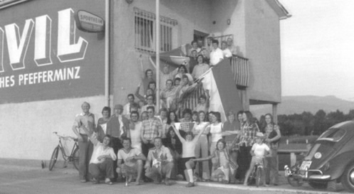 Feiernde SVF-Anhänger nach Erringen der Meisterschaft 1973