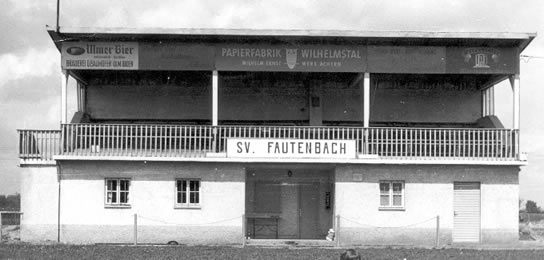 Die in Eigenregie erbaute Tribüne des SV Fautenbach
